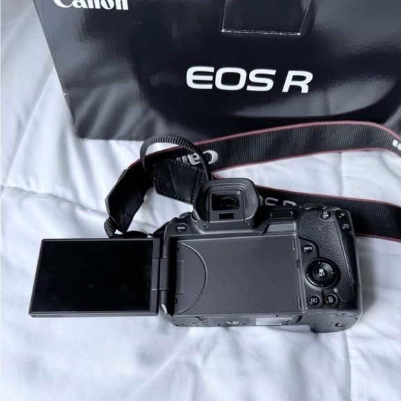 Canon EOS R Digital Camera with Lens - Black - Picture 6 of 10